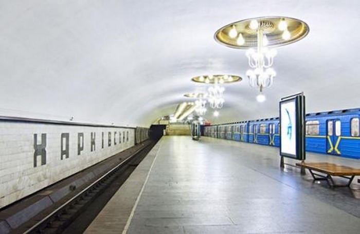 На метро «Харківська» у Києві у пасажира вилучили 3 гранати, пістолет і ніж