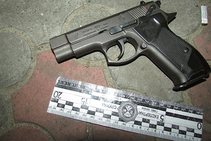 На місці події міліція виявила травматичний пістолет Форт-12 із трьома гільзами від нього.