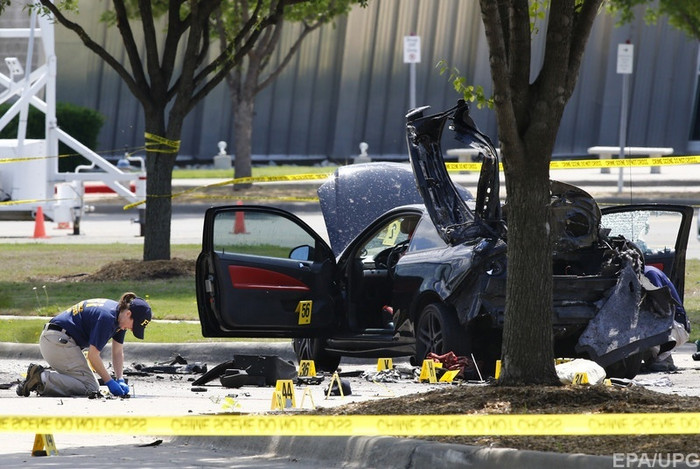 Бойцы SWAT при помощи взрывчатки вскрыли багажник и двери автомобиля террористов.