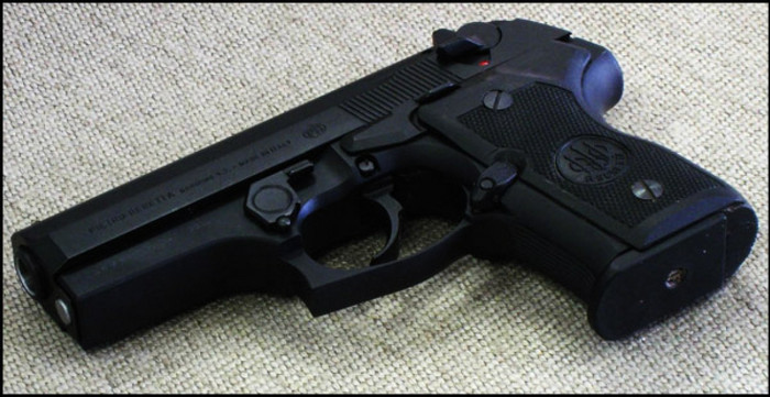 Под курткой у школьника правоохранители обнаружили и изъяли пистолет Beretta