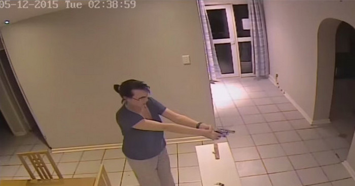 Вооруженная девушка прогнала преступников, пробравшихся в ее дом