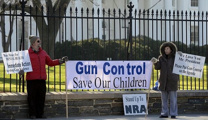 Сторонники контроля за продажей оружия протестуют под Белым домом, 2012 год