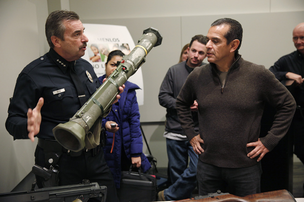 AT4  — шведский ручной противотанковый гранатомёт в полиции Лос-Анжелеса