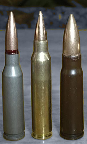 Слева направо патроны 5,45×39, натовский 5,56×45 и 7,62×39