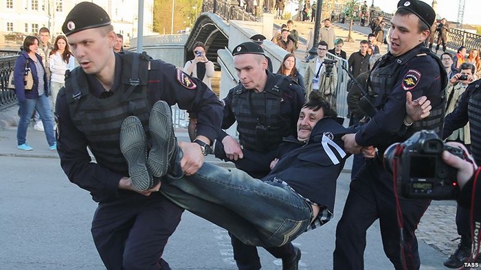 Російські поліцейські затримують учасників акції опозиції в Москві, 6 травня 2015 року