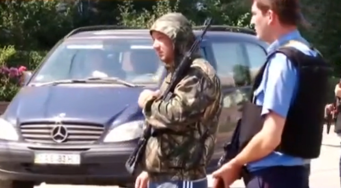 В МВД объяснили, кем были люди в спортивных костюмах и с автоматами в Мукачево