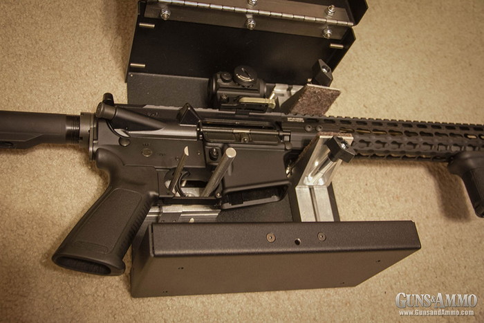 Гвинтівка AR-15 ідеально розташовується в доці.