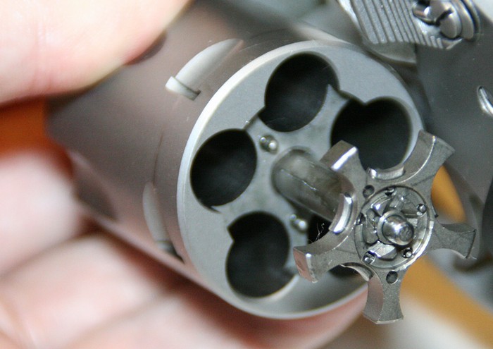 Виробник вирішив проблему з екстракцією стріляних гільз, зменшивши місткість патронів у барабані з шести до п'яти