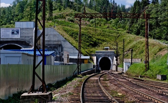 У Карпатах невідомі скоїли збройний напад на охоронця залізничного тунелю