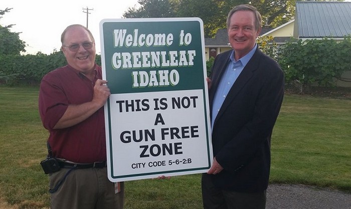 Член сенату США Майк Крапо побував на міських зборах у місті Грінліф і сфотографувався з новим знаком.