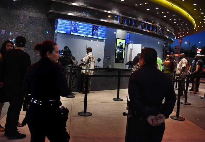 У деяких кінозалах США запровадять особистий огляд і наймуть озброєну охорону