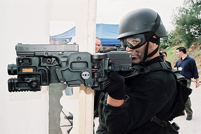 Израильское устройство, позволяющее вести огонь из-за укрытия, широко используется спецназом всего мира