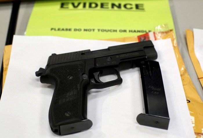 Пистолет принадлежал другу пострадавшей, но у того не было разрешения на ношение огнестрельного оружия