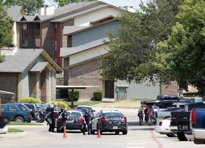 По прибытию на место происшествия полицейские обнаружили на парковке вооруженного гражданина и мертвого подозреваемого в доме