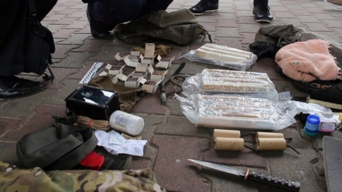 В Киеве схватили троих военных, которые перевозили оружие и взрывчатку