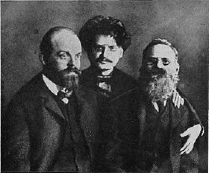 Слева направо: Парвус, Троцкий и Дейч