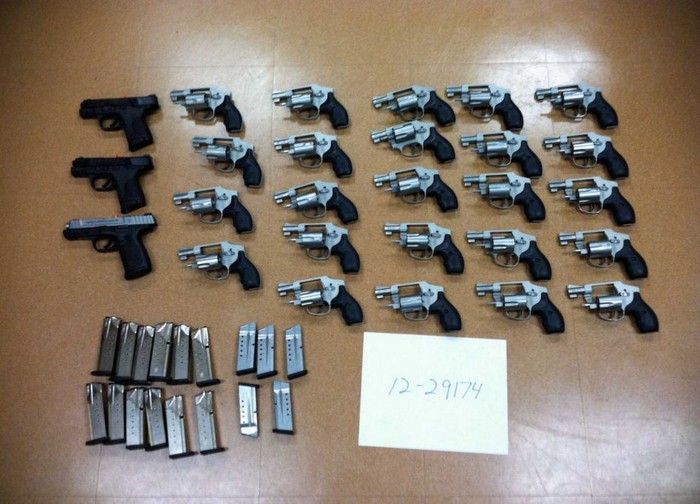 Зброю вилучають у багатьох штатах. Ці 29 стволів були вилучені поліцією міста Стратфорд, штат Коннектикут