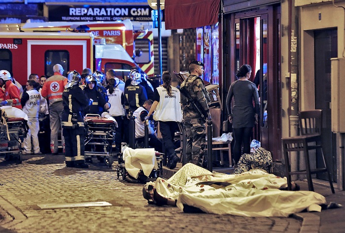 Наслідки терористичної атаки в паризькому кафе Le Carillon