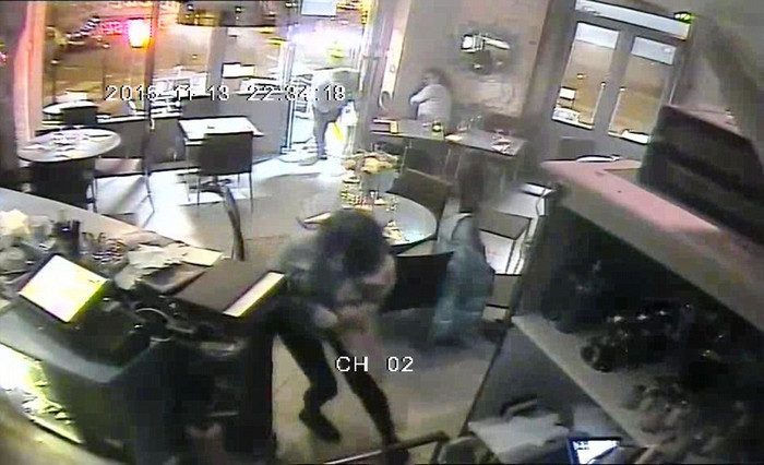 Daily Mail обнародовала видео расстрела террористами посетителей ресторана в Париже