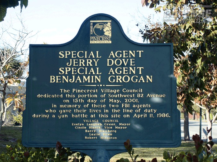 Пам'ятник агентам ФБР, що брали участь у перестрілці в окрузі Дейд, штат Флорида 11 квітня 1986 року