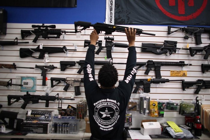 Стенд з гвинтівками в магазині National Armory