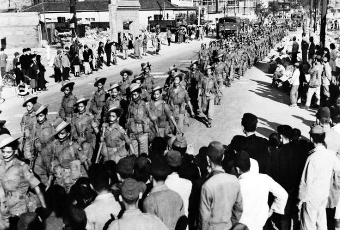 Гуркхи маршируют по японскому городу Кобе, 1946 год