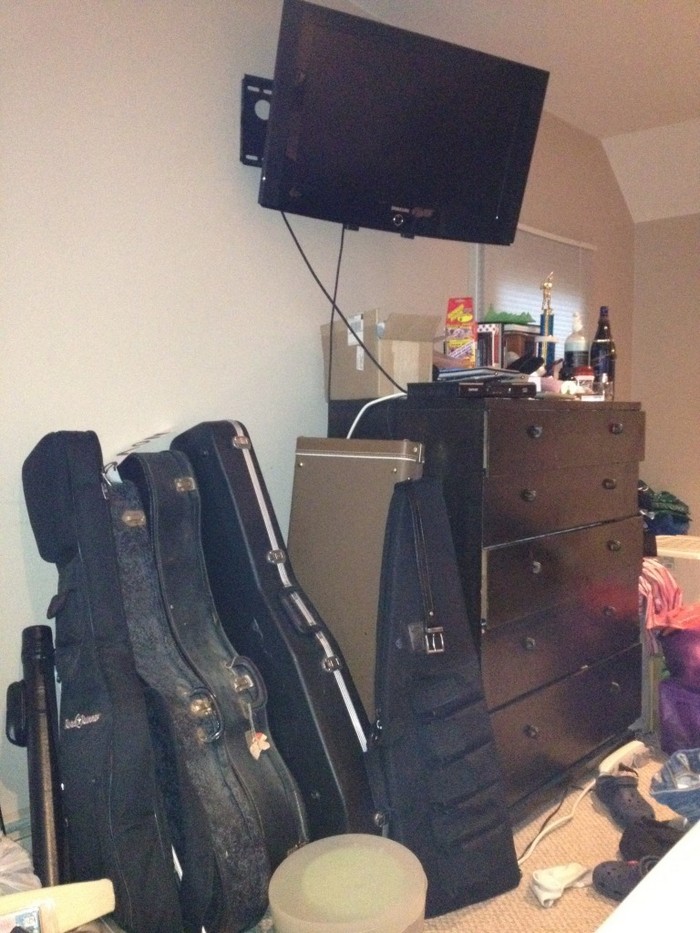 Автор чуть ли не прострелить все свои гитары, телевизор, стену и все, что находится за стеной