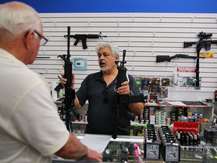 Впервые за 20 лет большинство американцев выступает против запрета на штурмовые винтовки