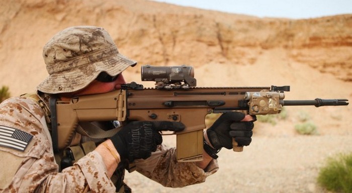 Боец NAVY SEAL с автоматом FN SCAR-H