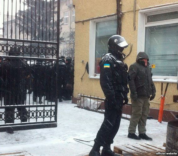 Нічні сутички на Житомирській кондитерській фабриці: є поранені, 134 людини затримали