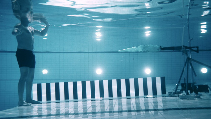 Шведский ученый выстрелил в себя под водой ради эксперимента