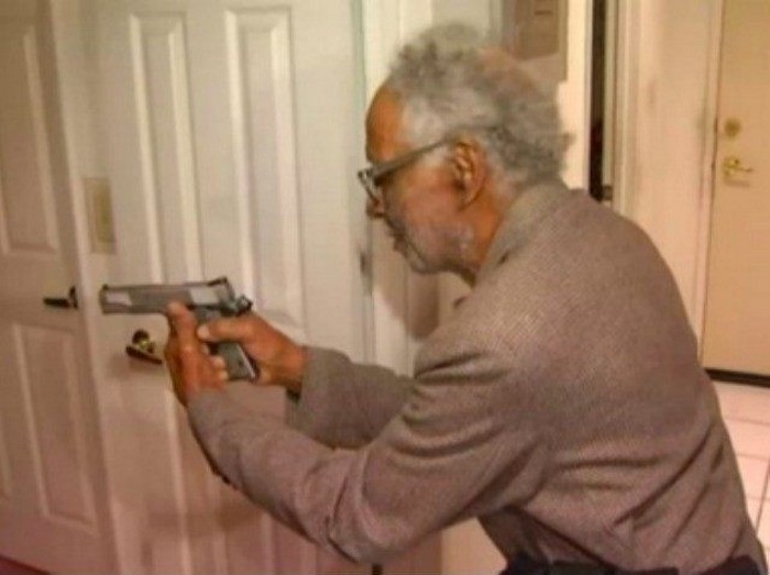 92-летний ветеран воспользовался своим пистолетом для защиты от вооруженного топором преступника