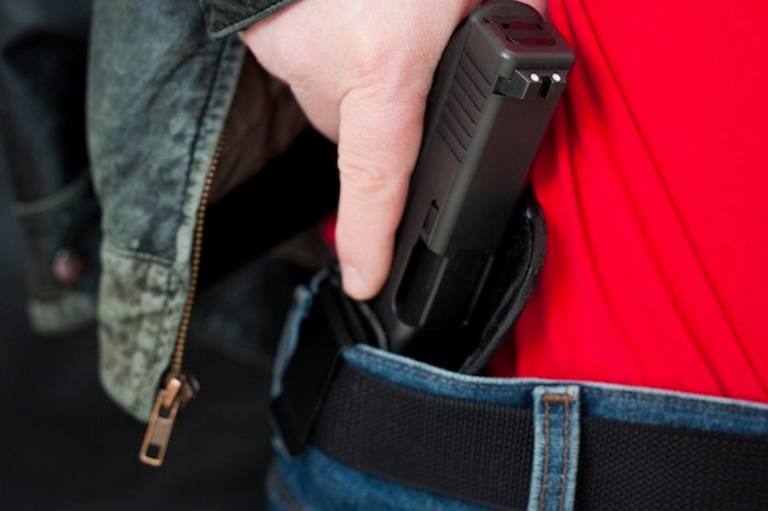 Вооруженный гражданин чуть не стал жертвой ограбления, когда попытался купить телефон на парковке