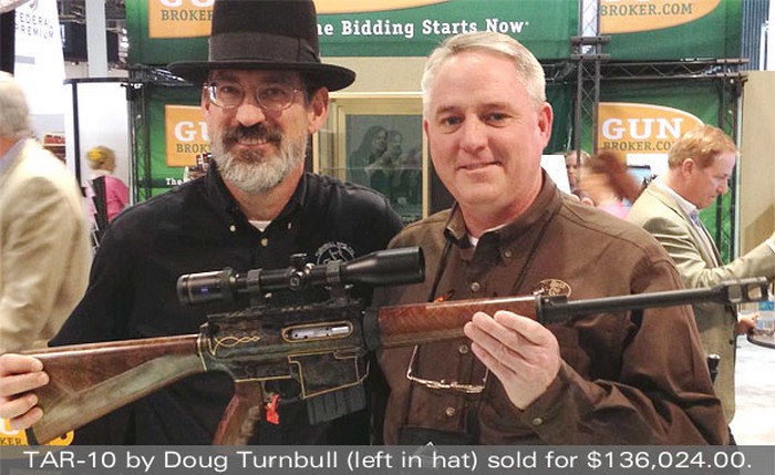 Даг Тернублл (у капелюсі) продав своє творіння за $ 136,024