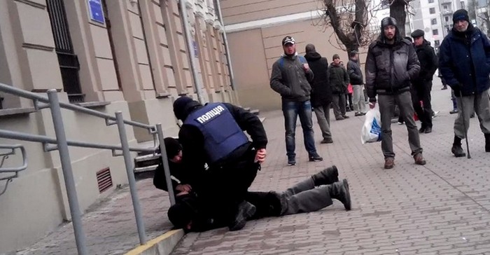 В Івано-Франківську затримали чоловіка, що біля вокзалу розгулював з пістолетом у руках
