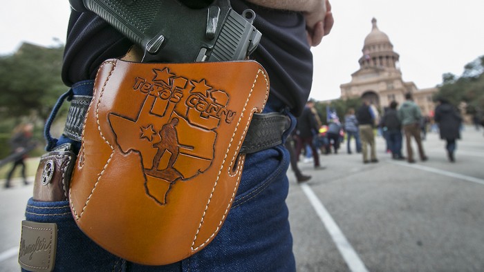 В Техасе, чтобы предотвратить массовые расстрелы, студентом разрешили носить оружие