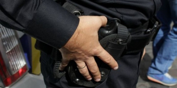 У Франківську патрульний безпідставно направив пістолет власника зброї