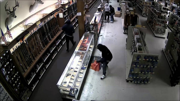 В Хьюстоне банда преступников ограбила оружейный магазин и скрылась