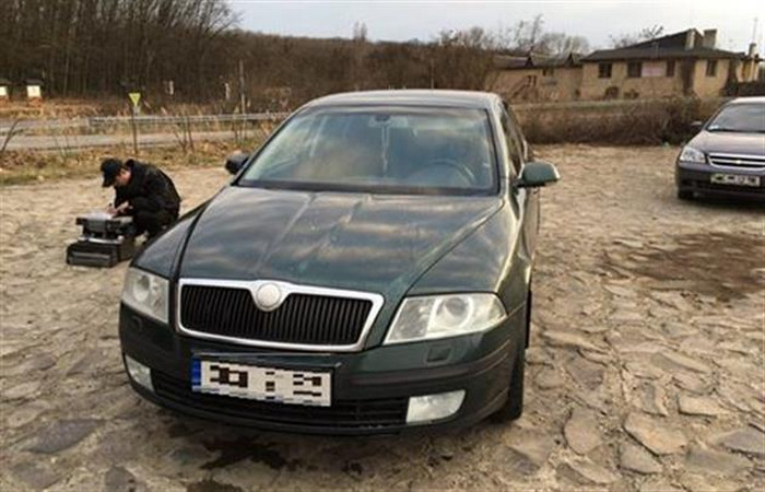 Затримано авто з двома особами, які ймовірно причетні до стрілянини в Мукачеві