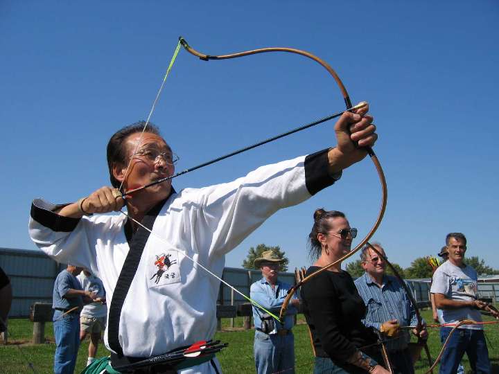 Корейский традиционный стрелок из лука (стреляет с кольцом)