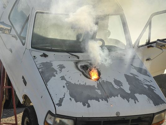 Автомобиль прожженный лазером Lockheed Martin при испытаниях