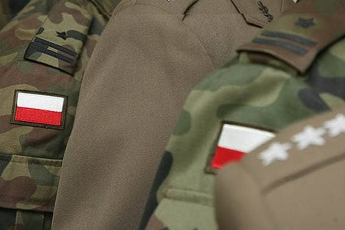 В Польше запретили носить военную форму гражданским лицам