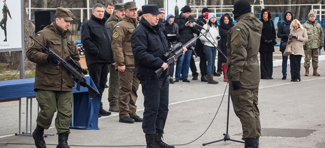 Олександр Турчинов у Центрі підготовки снайперів НГУ вручив гвинтівки ВМ2 МП-УОС