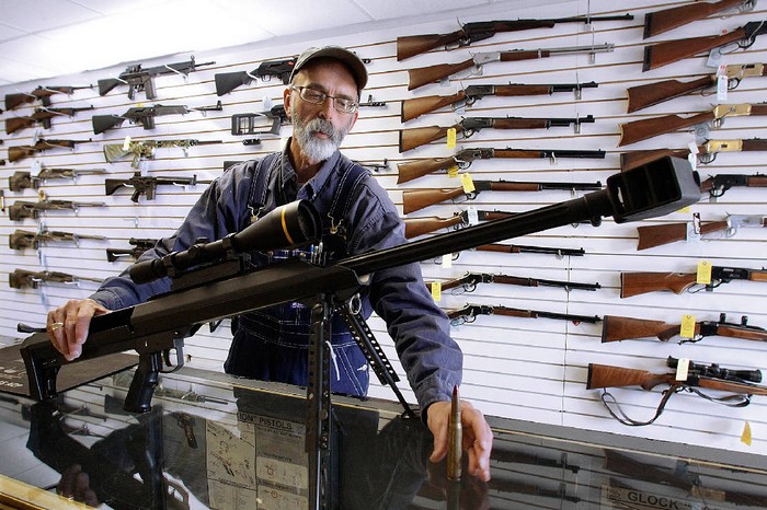 Владелец оружейного магазина в городе Спрингфилд, штат Иллинойс Стив Шварц показывает винтовку Barrett M82