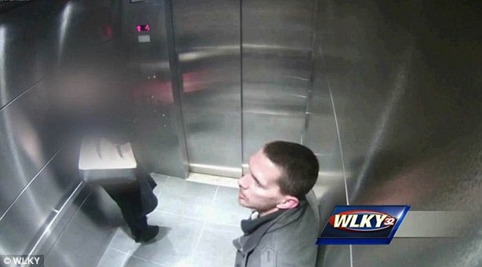 Джон Ганобик зашел вместе с женщиной в лифт