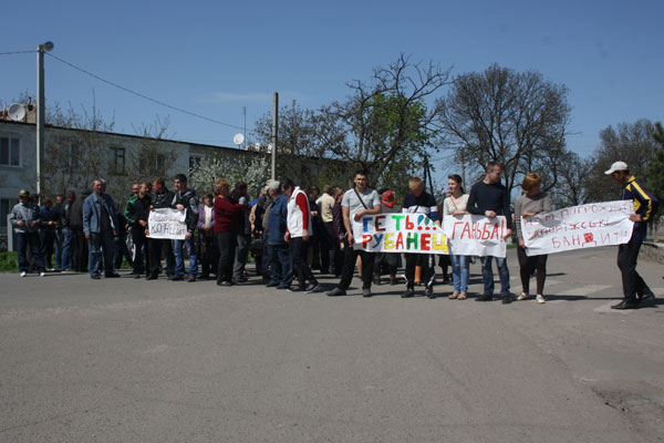 Жителі Сергіївки перекрили дорогу біля Новотроїцького районного суду, вимагаючи арешту рейдерів