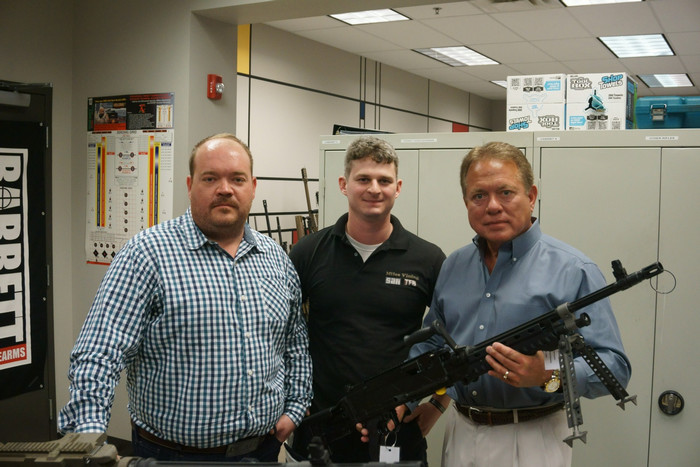1. Ронни Барретт (справа) и его сын Ричард Барретт (слева), занимающий пост президента компании Barrett Firearms Manufacturing
