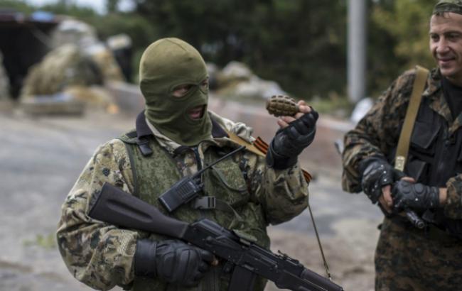 Бойовики ДНР продають на чорному ринку зброю, яку було завезено з Росії 
