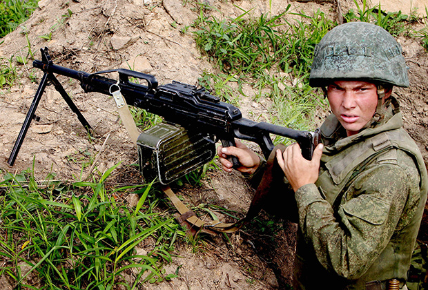 Солдат Российской армии с пулеметом «Печенег»