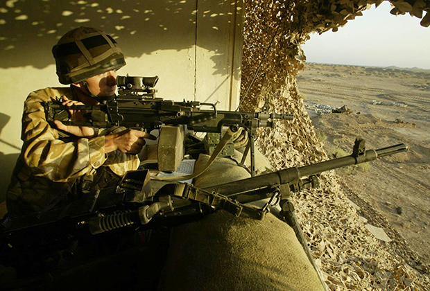  Военнослужащий 3-го батальона Королевского полка Шотландии в Ираке с пулеметом Minimi